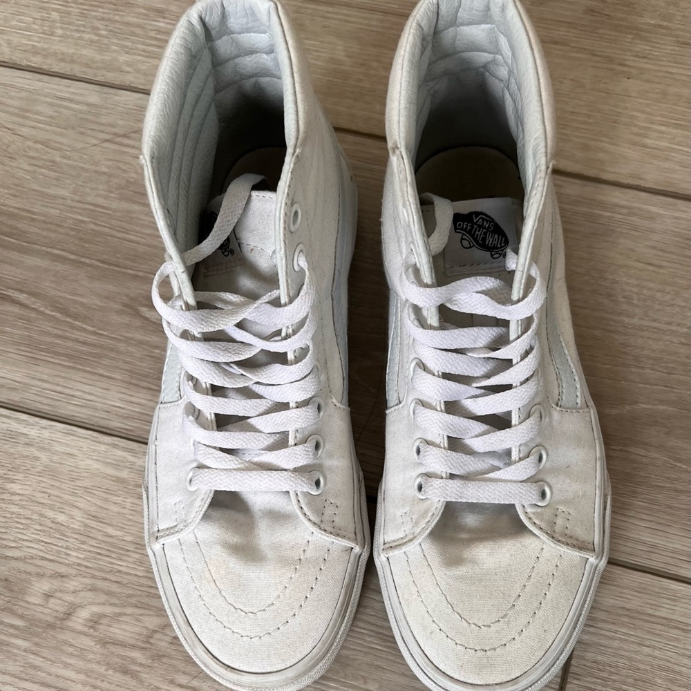 Used white Hi-Top Sk8-Hi’s Size 7.5W